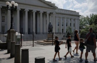 Credit score buyers flee to security, pulling $11bn from junk bonds this 12 months